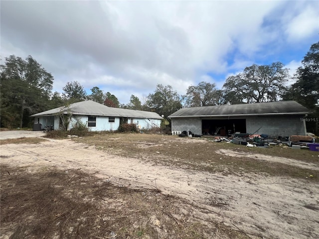 view of front of property with an outdoor structure