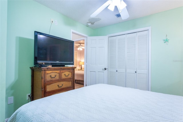 bedroom with ceiling fan, a textured ceiling, and a closet