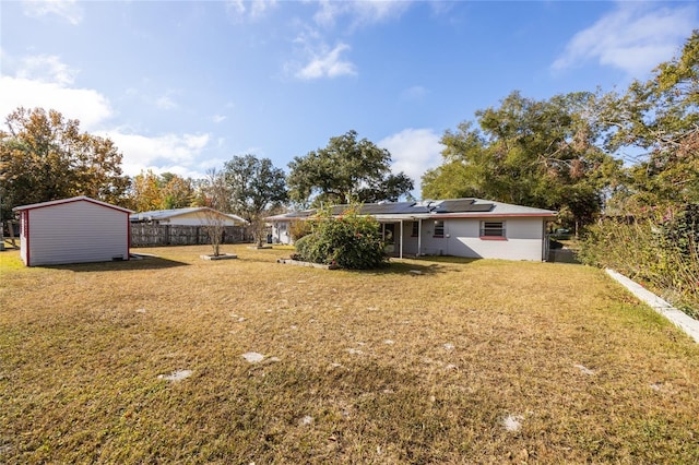 view of yard featuring a shed