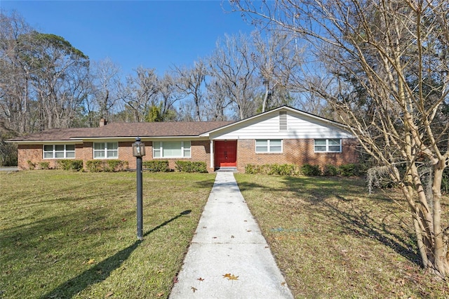 single story home featuring a front lawn