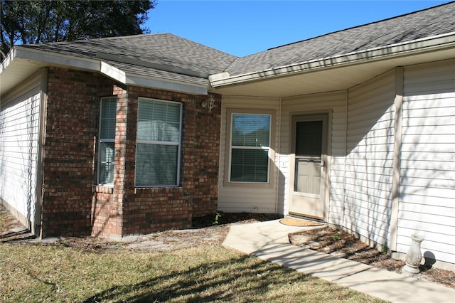 property entrance featuring a yard