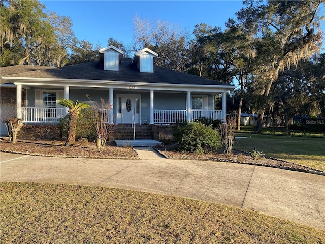 view of front of home featuring a front lawn