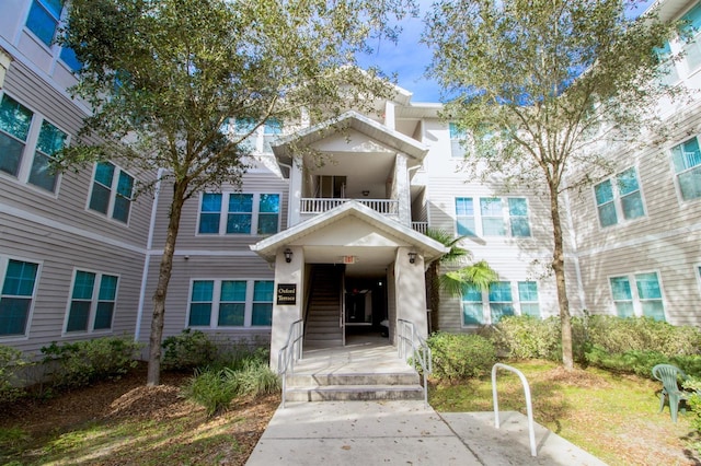 view of front of home featuring a balcony