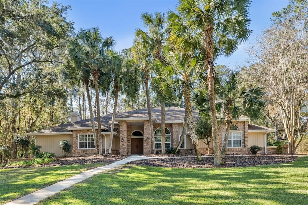 view of front of home with a front lawn