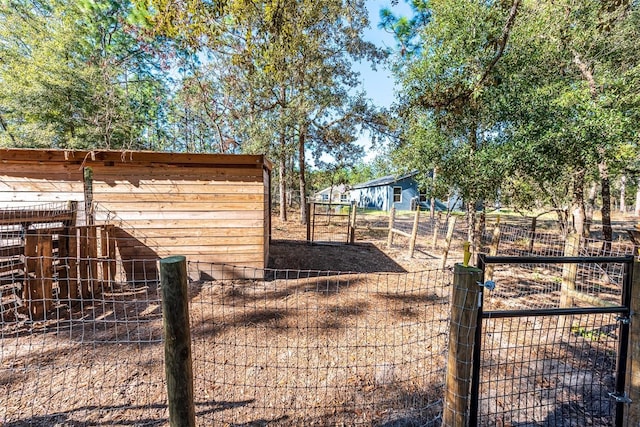 view of yard with an outbuilding