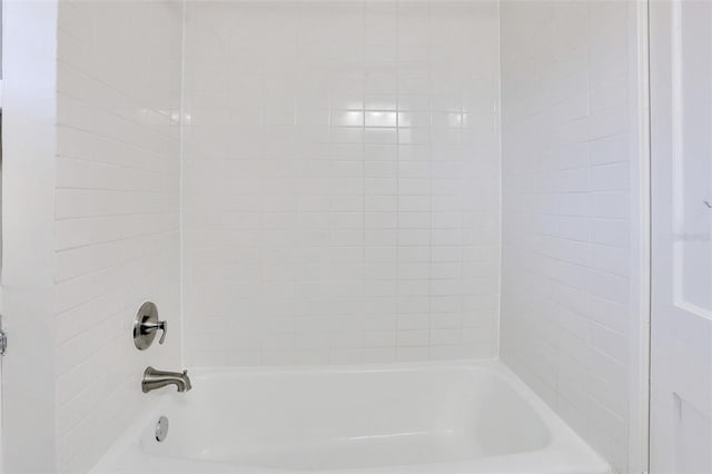 bathroom with tiled shower / bath