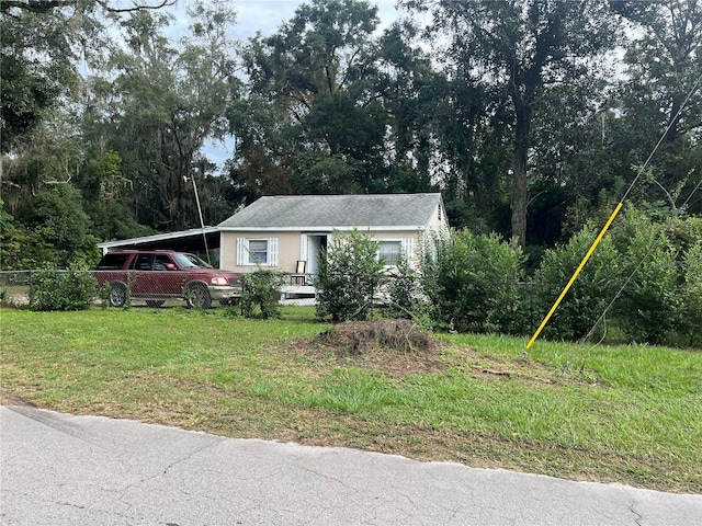 view of front of home featuring a front lawn and a carport