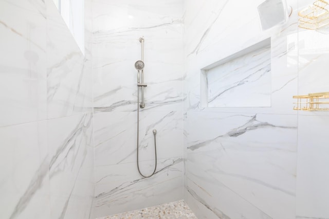 bathroom featuring a tile shower