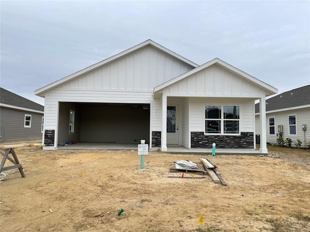 view of front of property with covered porch and a garage