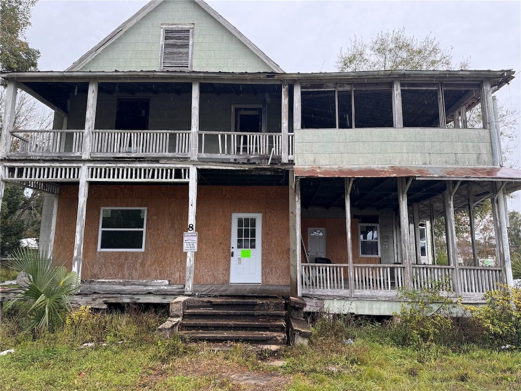 farmhouse-style home featuring a porch