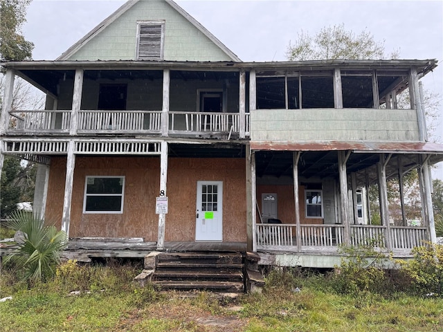 farmhouse-style home featuring a porch