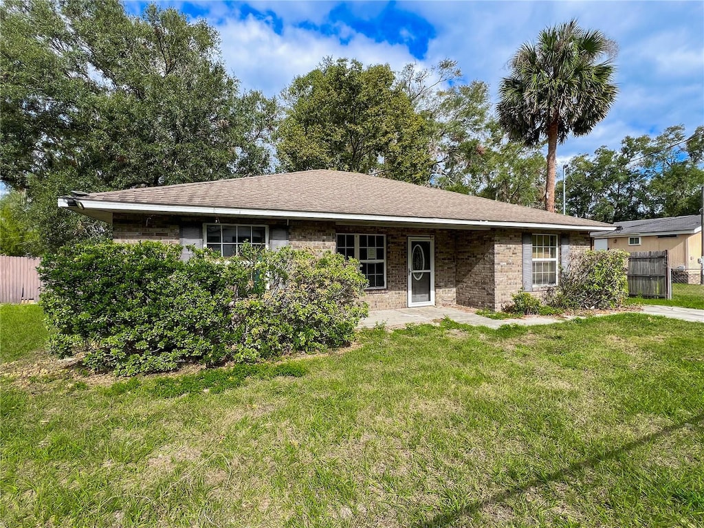 ranch-style home featuring a front yard