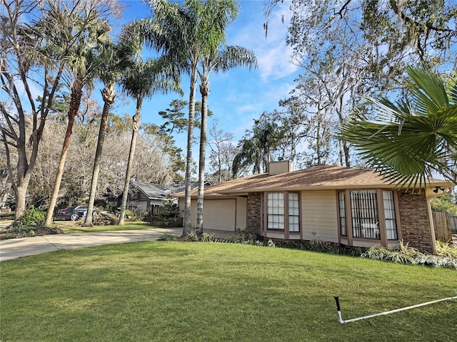 view of front of property featuring a front lawn