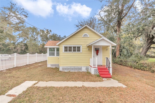 bungalow-style house featuring a front lawn