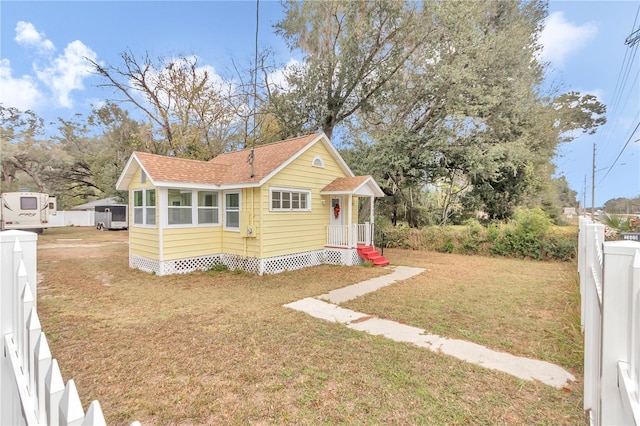 view of front of house featuring a front lawn