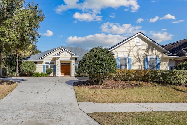 view of front of house featuring a front lawn