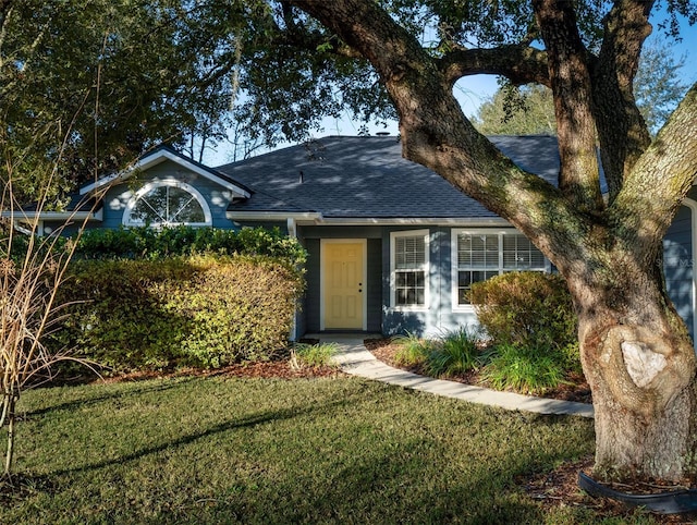 single story home with a front lawn