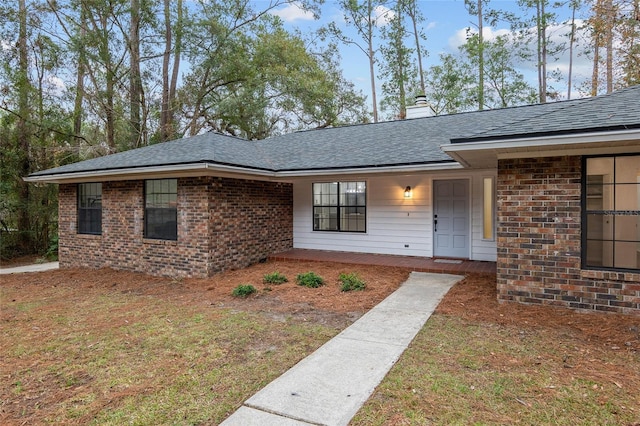 ranch-style house featuring a front yard