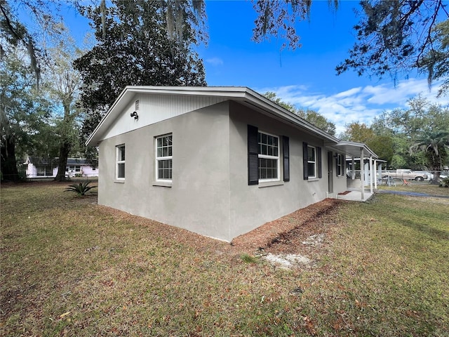 view of side of property featuring a yard