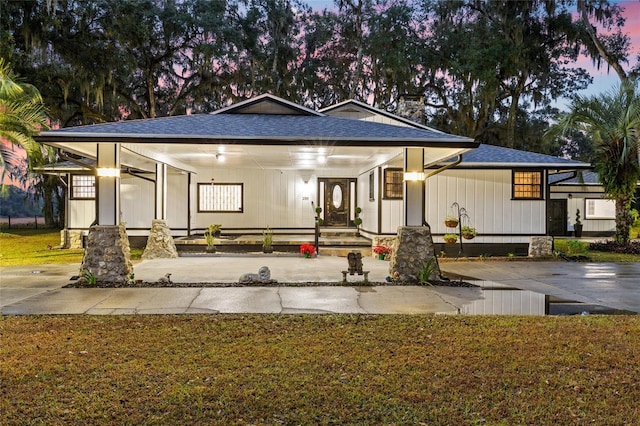 view of front of property featuring a carport