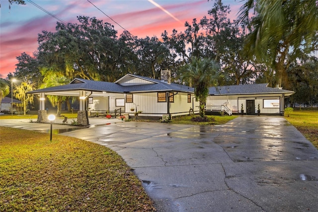 view of front of property with a lawn