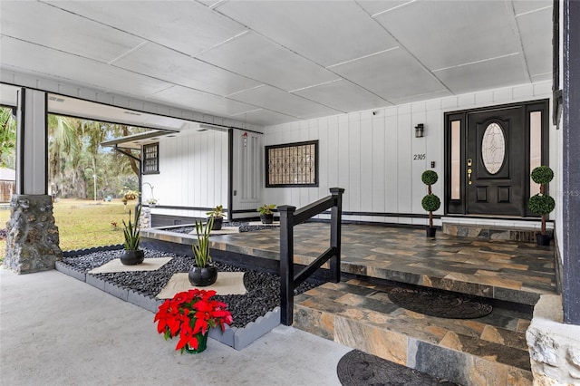 doorway to property with covered porch