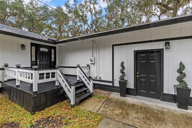 doorway to property featuring covered porch