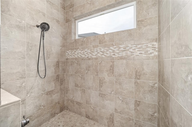 bathroom featuring a tile shower