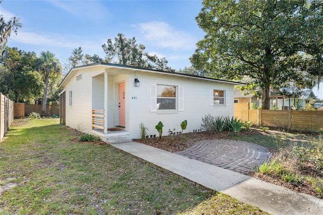 view of front of home featuring a fenced backyard and a front lawn