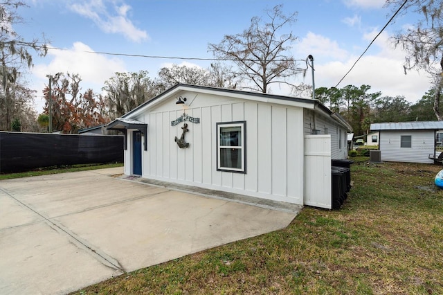 view of outdoor structure with a yard