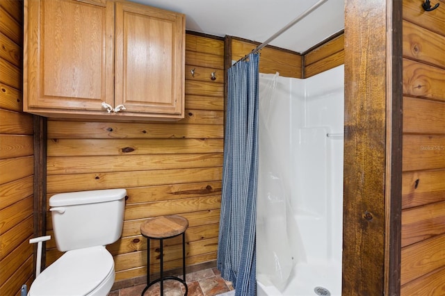 bathroom with toilet and a shower with shower curtain