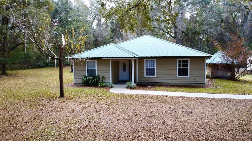 view of front of house with a front lawn