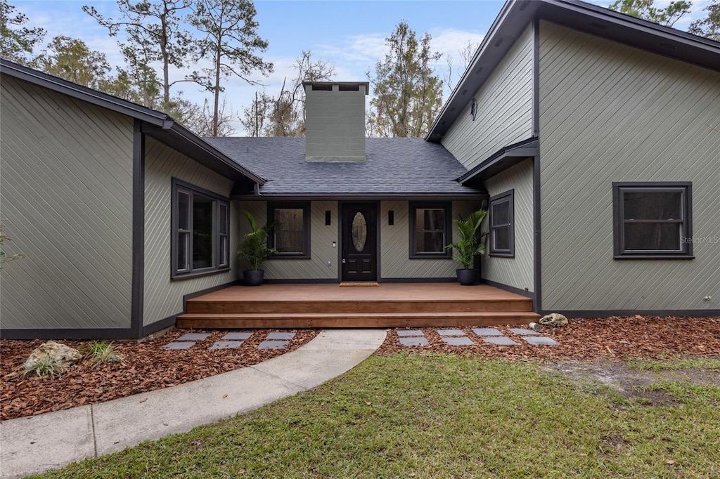 view of front of home with a front lawn