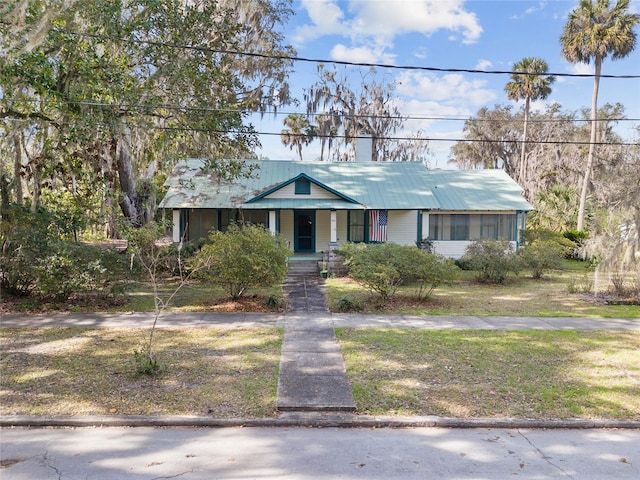 view of front of home featuring a front lawn