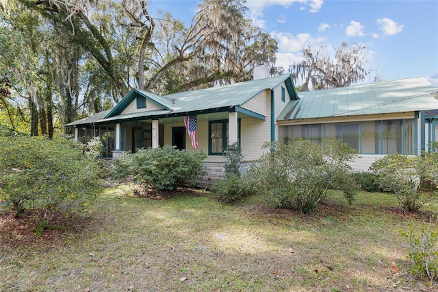 view of front of property featuring a front lawn and a porch