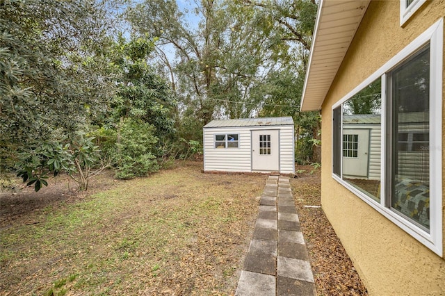 view of yard featuring a shed