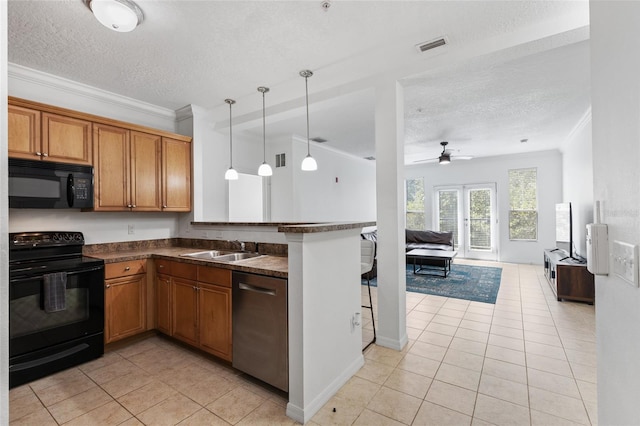 kitchen with ceiling fan, sink, a textured ceiling, and black appliances