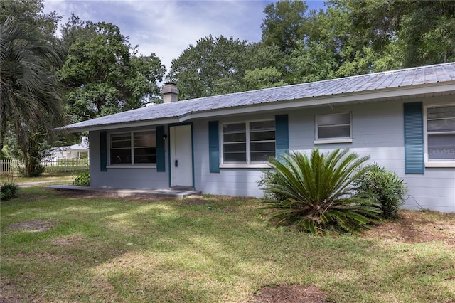 ranch-style home featuring a front yard