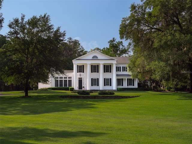 view of front of home featuring a front yard