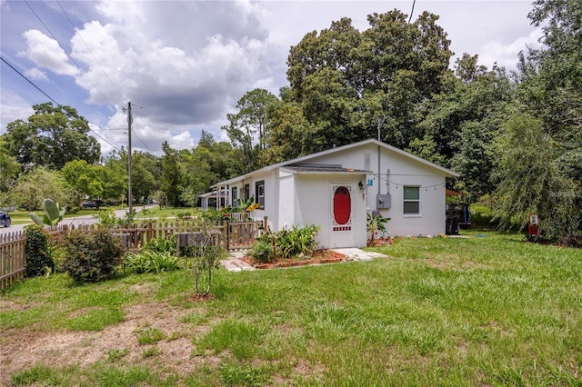 view of front of home featuring a front yard