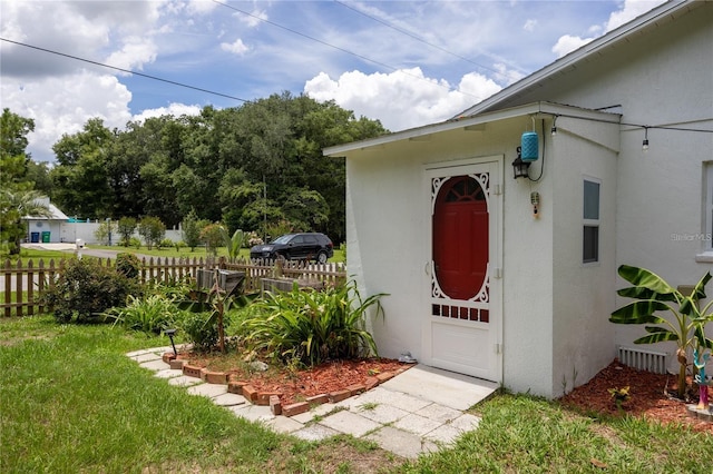 property entrance featuring a yard