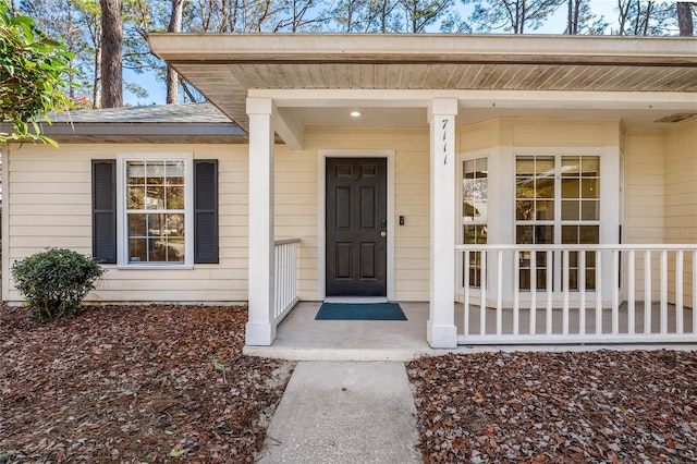 property entrance featuring a porch