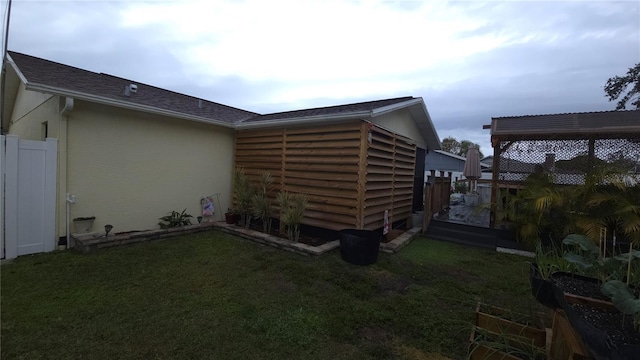 back of house featuring a lawn