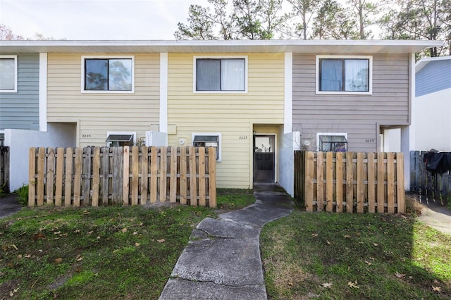 view of front of property featuring a front lawn