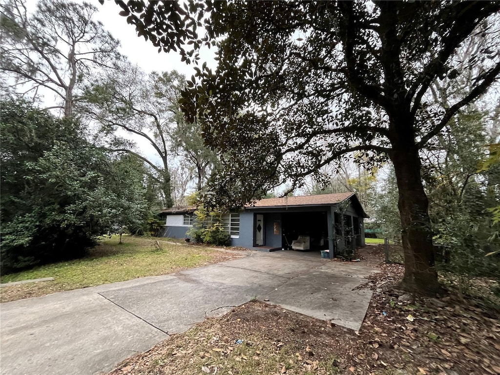 view of front of property with a front lawn