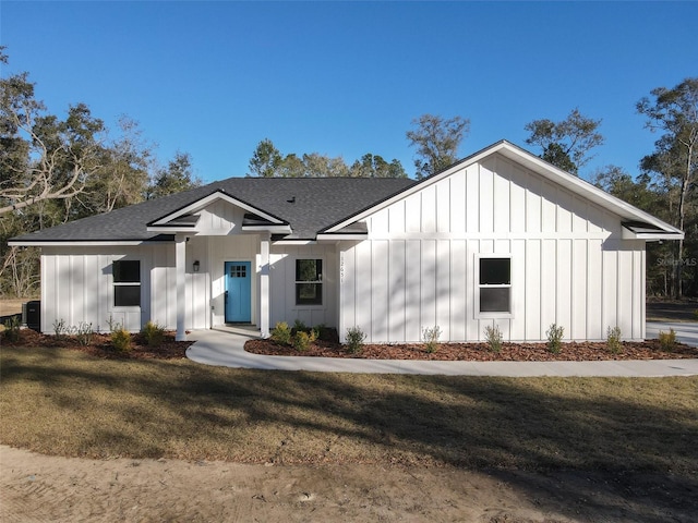 modern inspired farmhouse featuring a front yard