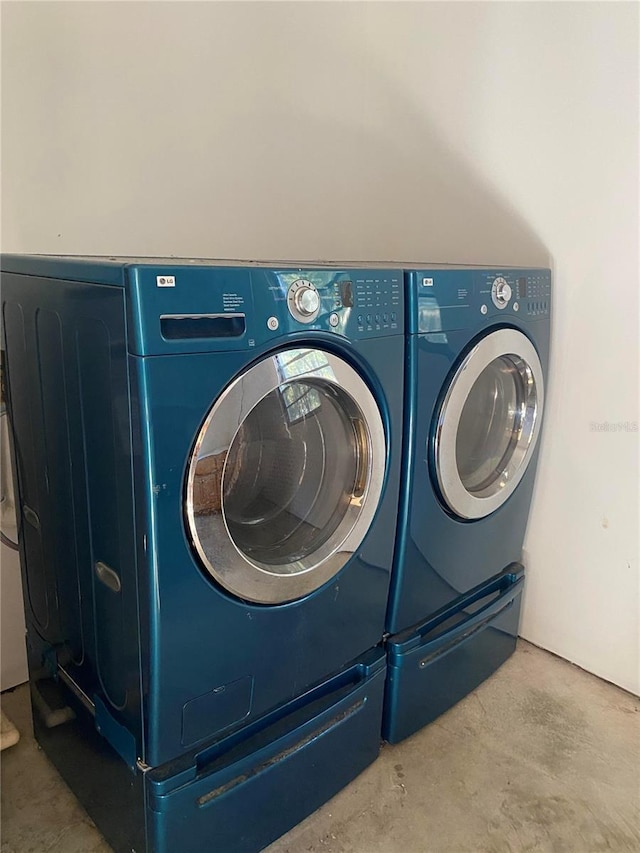 washroom featuring washer and clothes dryer