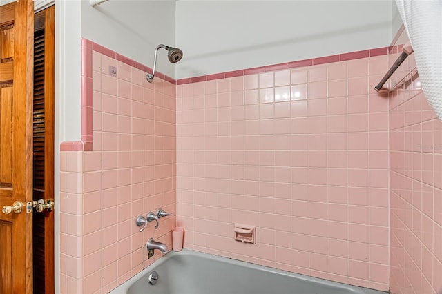 bathroom with tiled shower / bath combo