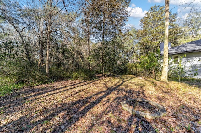 view of yard featuring an outdoor fire pit