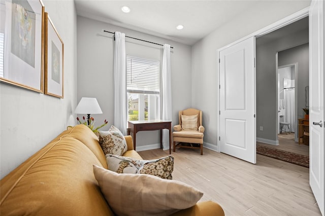 living area featuring recessed lighting, light wood-style flooring, and baseboards